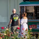 Женщина с тату синяя роза на левом плече и лопатке 4 - Уличная тату (street tattoo) № 16– tatufoto.com 28082021№0234
