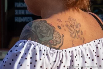 Женщина с тату синяя роза на левом плече и лопатке 5 - Уличная тату (street tattoo) № 16– tatufoto.com 28082021№0235