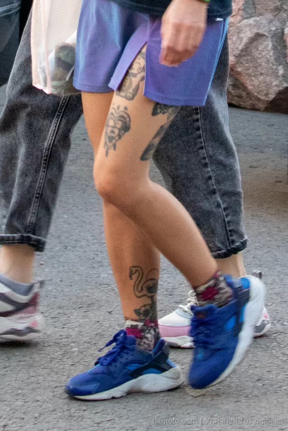 Молодая девушка в короткой юбке и тату фламинго на ноге 2 - Уличная тату (street tattoo) № 16– tatufoto.com 28082021№0241