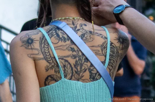 Молодая девушка с большой тату дракона и тигра на всю спину 2 - Уличная тату (street tattoo) № 16– tatufoto.com 28082021№0257