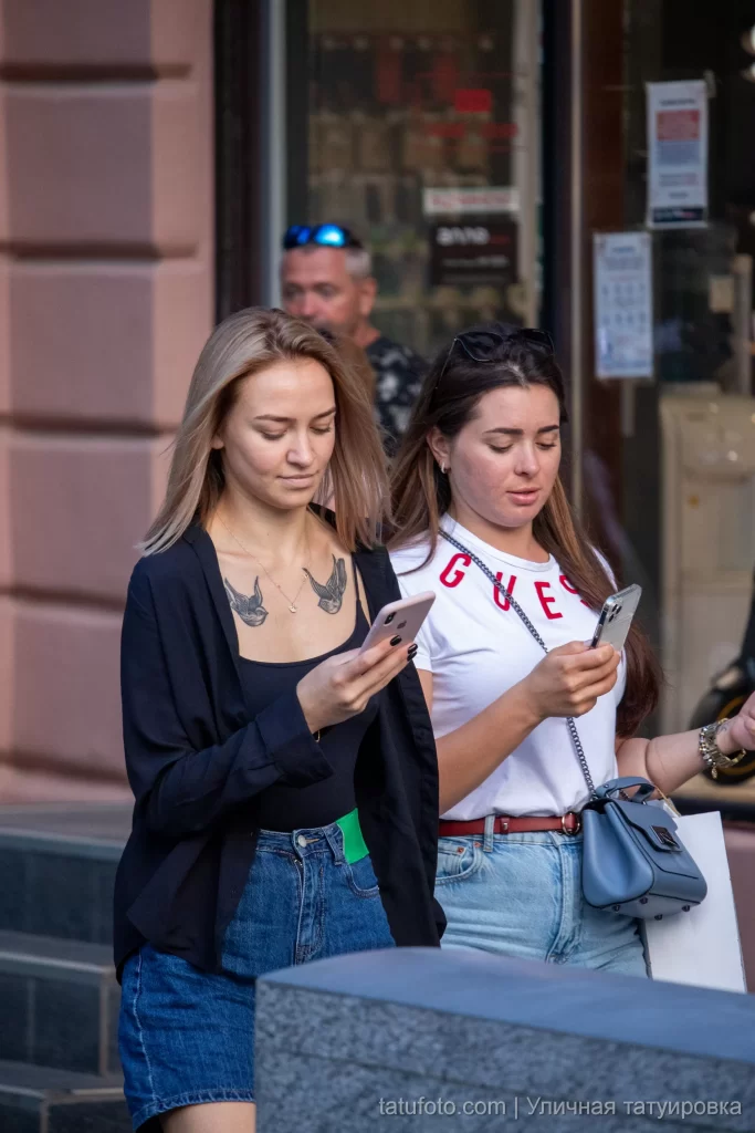 Молодая девушка с тату две ласточки на ключицах 4 - Уличная тату (street tattoo) № 16– tatufoto.com 28082021№0270