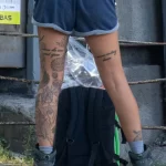 Молодая туристка с огромным количеством тату на теле 12 - Уличная тату (street tattoo) № 16– tatufoto.com 28082021№0297