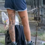 Молодая туристка с огромным количеством тату на теле 18 - Уличная тату (street tattoo) № 16– tatufoto.com 28082021№0303