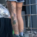Молодая туристка с огромным количеством тату на теле 8 - Уличная тату (street tattoo) № 16– tatufoto.com 28082021№0293