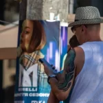 Мужчина с большой цветной татуировкой на левой руке у плеча 4 - Уличная тату (street tattoo) № 16– tatufoto.com 28082021№0315