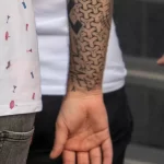 Мужчина с тату дерево, птицы, треугольник и узоры на руках 14 - Уличная тату (street tattoo) № 16– tatufoto.com 28082021№0329
