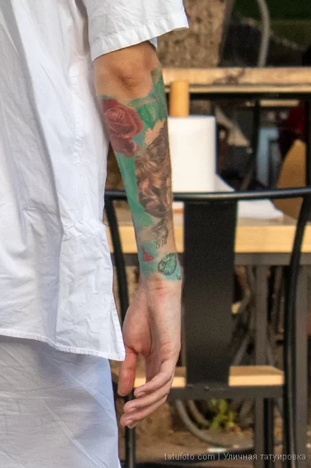 Мужчина с тату драгоценных камней и роз на руке 3 - Уличная тату (street tattoo) № 16– tatufoto.com 28082021№0332