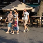 Фото тату на руке и шее мужчины: татуировка в стиле олдскул, маска Гая Фокса, детализированные элементы. Идеи для татуировок.