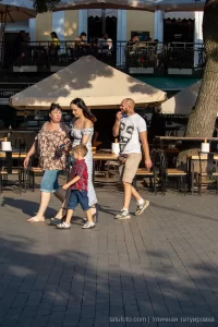 Фото тату на руке и шее мужчины: татуировка в стиле олдскул, маска Гая Фокса, детализированные элементы. Идеи для татуировок.