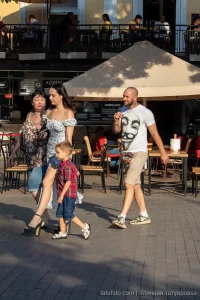 Фото тату на шее и руке мужчины: татуировка в стиле олдскул, маска Гая Фокса, детализированные элементы. Идеи для татуировок.