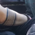 Мужчина с тату маори браслетами на правой руке 2 - Уличная тату (street tattoo) № 16– tatufoto.com 28082021№0352