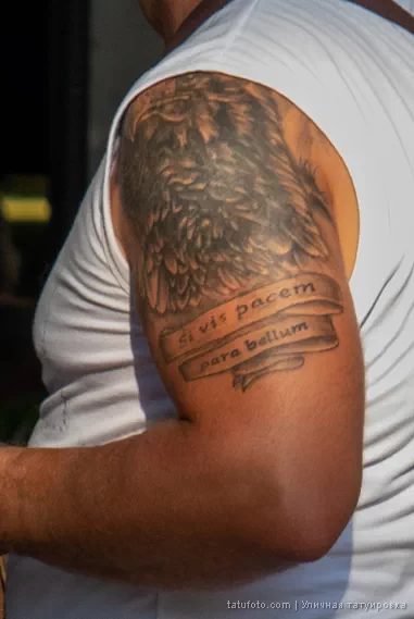 Мужчина с тату надписью на левом плече Si cis pacem para bellum 2 - Уличная тату (street tattoo) № 16– tatufoto.com 28082021№0356