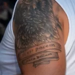 Мужчина с тату надписью на левом плече Si cis pacem para bellum 4 - Уличная тату (street tattoo) № 16– tatufoto.com 28082021№0358