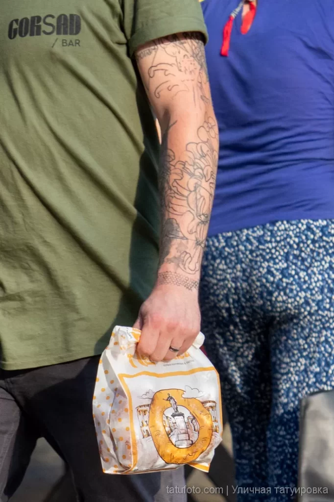 Парень с тату енотом на руке и цветами 9 - Уличная тату (street tattoo) № 16– tatufoto.com 28082021№0403