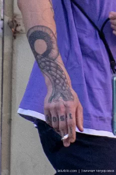 Парень с тату змеей на руке и надписями на пальцах 2 - Уличная тату (street tattoo) № 16– tatufoto.com 28082021№0404