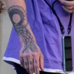 Парень с тату змеей на руке и надписями на пальцах 4 - Уличная тату (street tattoo) № 16– tatufoto.com 28082021№0406