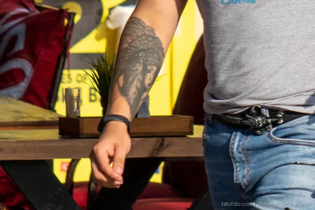 Парень с тату индианкой в шапке с перьями на руке 6 - Уличная тату (street tattoo) № 16– tatufoto.com 28082021№0422