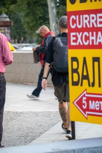 Фото татуировки на руке мужчины, изображающей детализированный рисунок, вероятно, религиозного или мифологического характера, выполненный в стиле реализм.