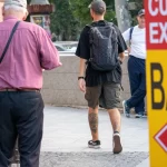 Фото мужчины с татуировкой на ноге, снятое сзади. Татуировка выполнена в черно-серых тонах, изображает, вероятно, животное или мифологического персонажа.