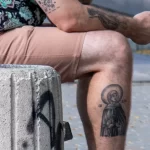 Парень с тату образом святой, космонавтом и джентльменом 5 - Уличная тату (street tattoo) № 16– tatufoto.com 28082021№0492