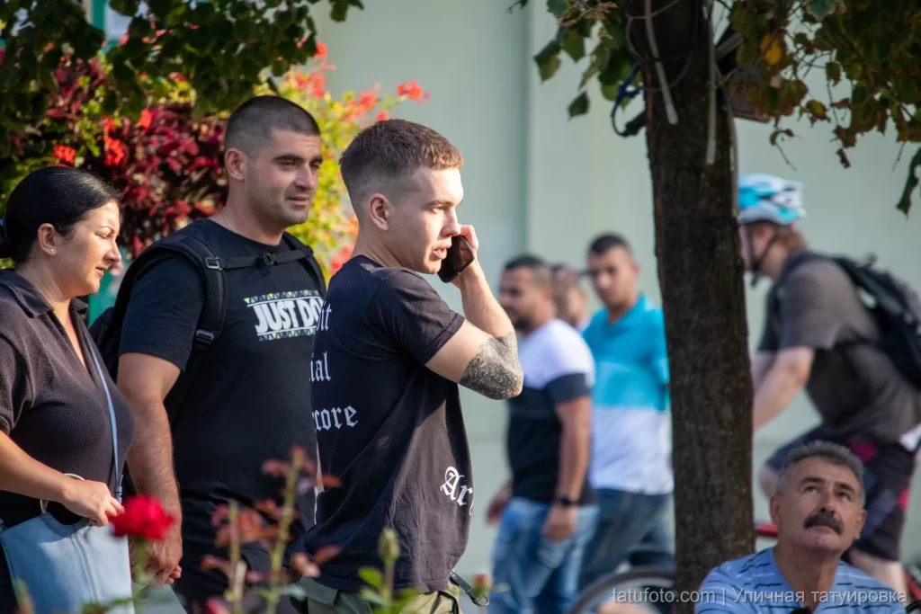 Парень с тату паутина на правом локте 1 - Уличная тату (street tattoo) № 16– tatufoto.com 28082021№0499
