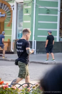 Парень с тату паутина на правом локте 5 - Уличная тату (street tattoo) № 16– tatufoto.com 28082021№0503