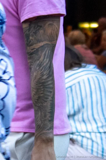 Парень с тату рукавом на левой руке с рисунком крыла 6 - Уличная тату (street tattoo) № 16– tatufoto.com 28082021№0535