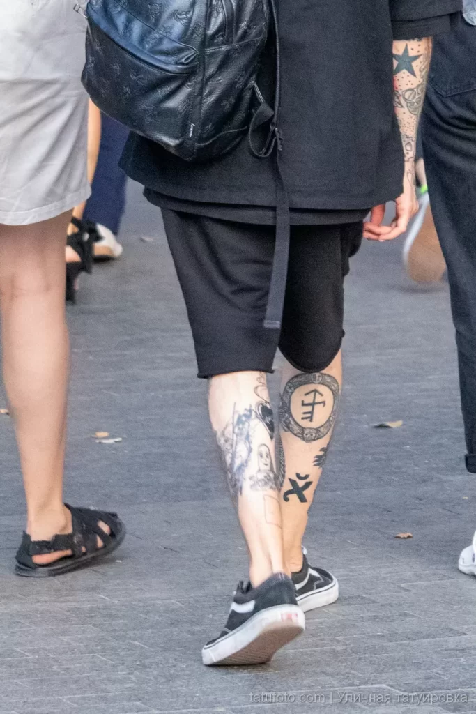 Парень с тату рунами и символами на ногах 5 - Уличная тату (street tattoo) № 16– tatufoto.com 28082021№0540