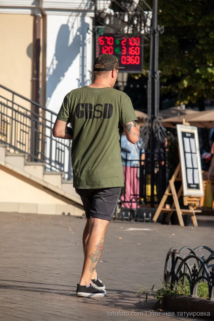 Парень с тату топор на ноге и тату иероглифами на руке 6 - Уличная тату (street tattoo) № 16– tatufoto.com 28082021№0553