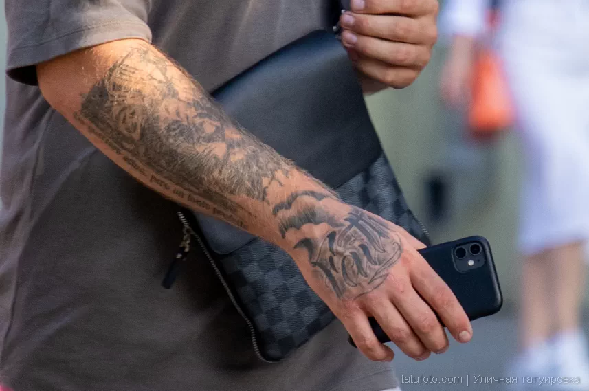 Парень с татуировкой льва и надписями на правой руке 2 - Уличная тату (street tattoo) № 16– tatufoto.com 28082021№0563