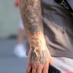Парень с татуировкой льва и надписями на правой руке 4 - Уличная тату (street tattoo) № 16– tatufoto.com 28082021№0565