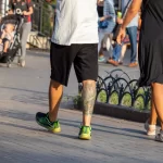 Парень с цветной тату на морскую тему на правой ноге 1 - Уличная тату (street tattoo) № 16– tatufoto.com 28082021№0590