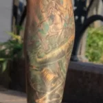 Парень с цветной тату на морскую тему на правой ноге 2 - Уличная тату (street tattoo) № 16– tatufoto.com 28082021№0591
