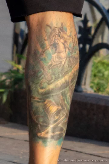 Парень с цветной тату на морскую тему на правой ноге 2 - Уличная тату (street tattoo) № 16– tatufoto.com 28082021№0591