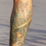 Парень с цветной тату на морскую тему на правой ноге 33 - Уличная тату (street tattoo) № 16– tatufoto.com 28082021№0595