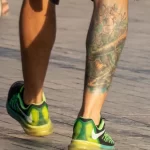 Парень с цветной тату на морскую тему на правой ноге 4 - Уличная тату (street tattoo) № 16– tatufoto.com 28082021№0593