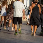 Парень с цветной тату на морскую тему на правой ноге 5 - Уличная тату (street tattoo) № 16– tatufoto.com 28082021№0594