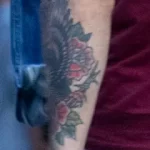 Парень с цветной тату цветы и колючая проволока на руке 5 - Уличная тату (street tattoo) № 16– tatufoto.com 28082021№0600