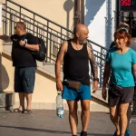 Фото татуировки на руке мужчины, демонстрирующее фрагмент рисунка дракона. Видны детали чешуи и контуры тела.