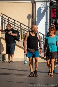 Фото татуировки на руке мужчины, демонстрирующее фрагмент рисунка дракона. Видны детали чешуи и контуры тела.