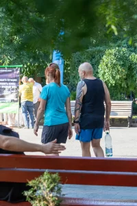 Фото тату: татуировка на плече мужчины, с изображением дракона и других элементов, выполненная в ярких цветах.