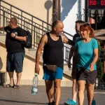 Фото татуировки на руке мужчины, демонстрирующее фрагмент рисунка дракона. Видны детали чешуи и контуры тела.
