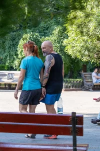 Фото тату: татуировка на плече мужчины, с изображением дракона и других элементов, выполненная в ярких цветах.