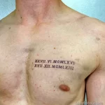 Фото тату: Татуировка на груди с римскими цифрами. Минималистичный дизайн, символическое значение, личная история.