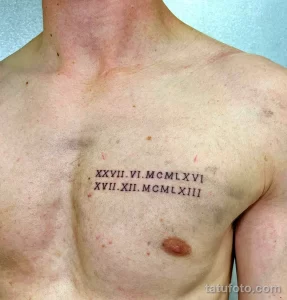 Фото тату: Татуировка на груди с римскими цифрами. Минималистичный дизайн, символическое значение, личная история.