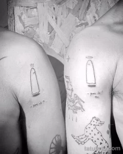 Фото тату на плечах: оригинальные и необычные татуировки в черно-белом стиле. Рисунки с изображением предметов и фигур.