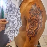 Фото тату с изображением букета роз на плече. Черно-серый рисунок с элементами геометрии и точками. Эскиз тату для девушек.