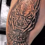 Фото тату Анубиса на плече в стиле blackwork. Черно-белый рисунок с акцентом на контуры и детализацию.