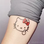 Фото тату Hello Kitty на руке. Простой черно-белый рисунок татуировки с изображением знаменитого персонажа.