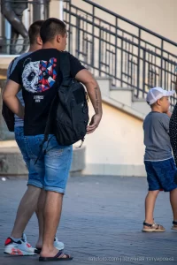 Фото тату на руке мужчины: черная надпись в стиле леттеринг, выполненная аккуратными линиями. Татуировка расположена на предплечье.